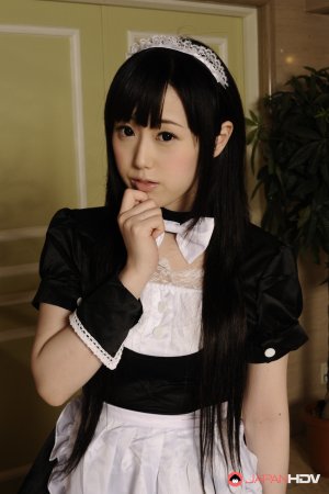 Очаровательная японская горничная Мачико Оно показывает свою узкую щелочку во время работы Фото 2